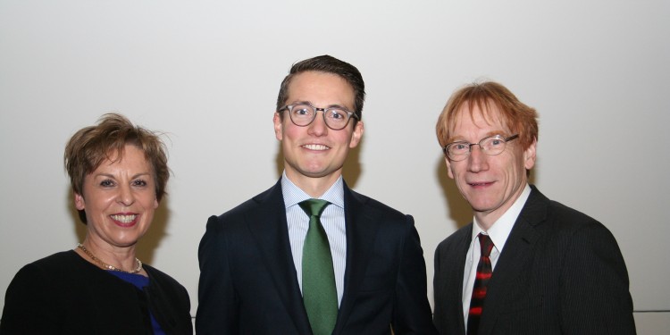 Dombret-Preisträger Christian Domikowsky (m.) mit Dekanin Prof. Dr. Theresia Theurl und Prodekan Prof. Dr. Andreas Pfingsten<address>&copy; WWU - Christian Golinek</address>