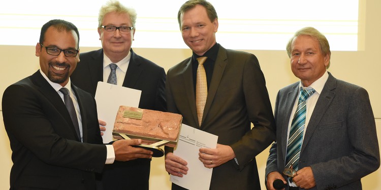 Die Gründerpreisträger (v. l.): Dr. Ahmed Sallam, Prof. Dr. Alexander Steinbüchel und Dr. Martin Krehenbrink mit dem Stiftungs-Vertreter Wolfgang Wuthold<address>&copy; WWU / Peter Grewer</address>