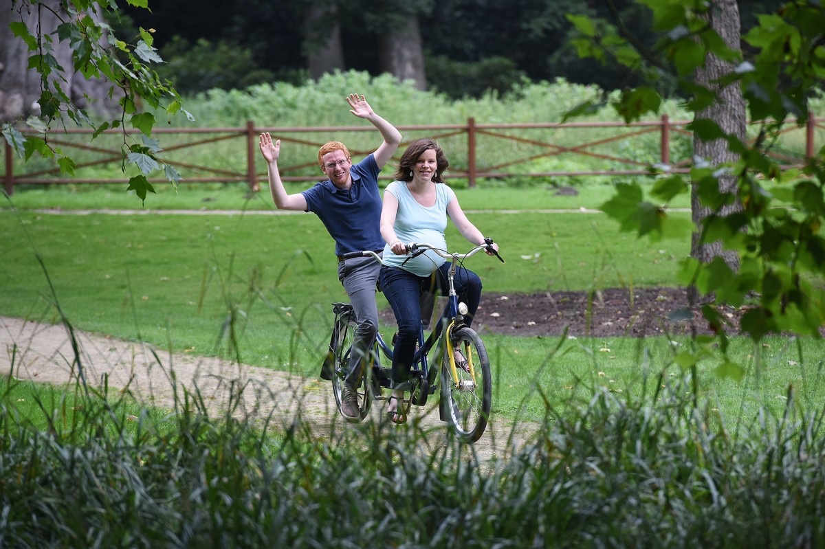 ... and on their way through the Castle park on a bike - and through life.© WWU - Peter Grewer