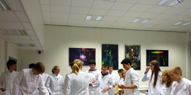 Schülerinnen und Schüler entwickeln im MExLab Physik ihr eigenes Hologramm - ab jetzt ist dies auch in der Schule möglich.<address>&copy; WWU/MExLab Physik</address>