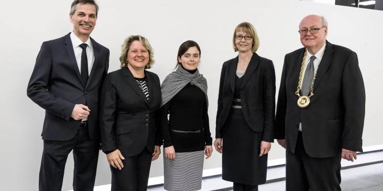 Dr. Helene Richter (Mitte) mit WWU-Prorektor Prof. Dr. Jörg Becker, NRW-Wissenschaftsministerin Svenja Schulze, WWU-Prorektorin Prof. Dr. Cornelia Denz und Akademiepräsident Prof. Dr. Wolfgang Löwer (v. l.)<address>&copy; AWK NRW</address>