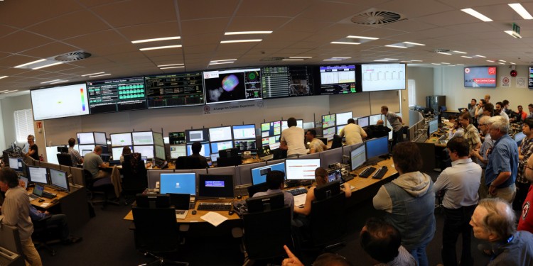 Wissenschaftler aus aller Welt warteten Anfang Juni 2015 gespannt im Kontrollzentrum des ALICE-Experiments. Damals startete Runde zwei des Experiments - seither kollidieren Teilchen im LHC mit Rekordenergie.<address>© 2015 CERN/Zhu, Jianhui</address>