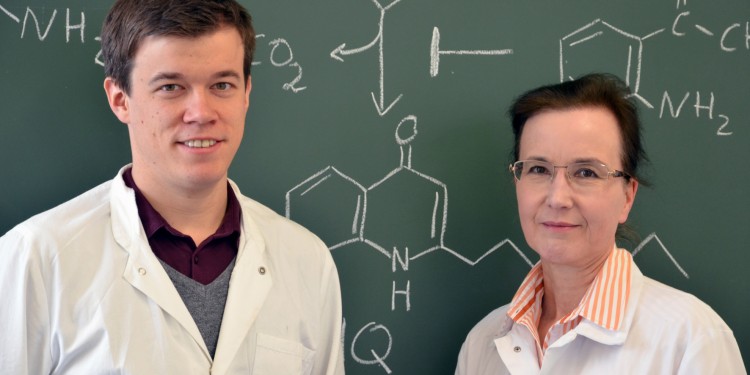 Doctoral student Steffen Drees and Prof. Susanne Fetzner<address>© WWU/Franziska Birmes</address>