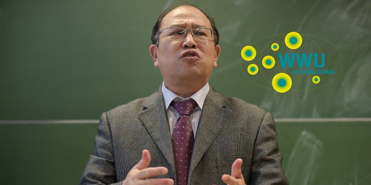 Prof. Zhu Jianhua giving a guest lecture recently in Münster …<address>© WWU - Peter Grewer</address>