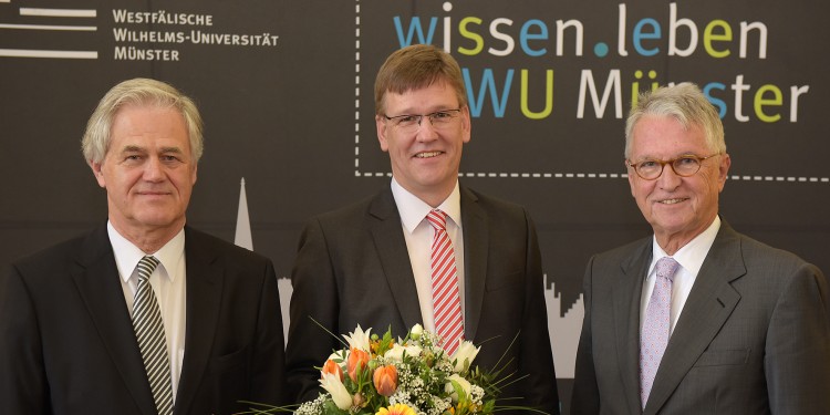 Erste Glückwünsche: Der Vorsitzende der Hochschulwahlversammlung, Prof. Dr. Georg Peters (l.), und der Vorsitzende der Findungskommission, Prof. Dr. Wulff Plinke (r.) gratulierten Prof. Dr. Johannes Wessels, der ab dem 1. Oktober neuer Rektor sein wird.<address>&copy; WWU - Peter Grewer</address>