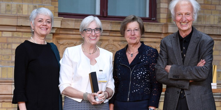 Gratulation: Staatssekretärin Cornelia Quennet-Thielen (l.), WWU-Rektorin Prof. Ursula Nelles (2.v.r.) und der Präsident der Humboldt-Stiftung, Prof. Helmut Schwarz, gratulierten Prof. Katrin Kogman-Appel<address>© Humboldt-Stiftung / David Ausserhofer</address>