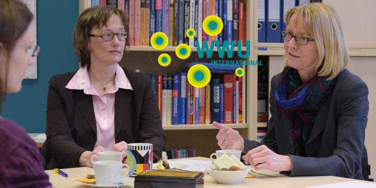 Physicist Prof. Cornelia Denz and historian Prof. Heike Bungert exchange views on the differences in using foreign languages in Natural Sciences and the Humanities.<address>© WWU - Peter Grewer</address>