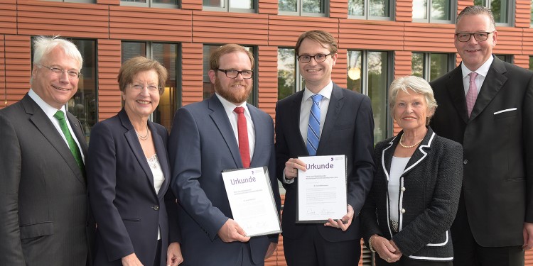 Preisträger und Gratulanten: Prof. Dr. Hans-Michael Wolffgang (l.), Prof. Dr. Ursula Nelles (2.v.l.), Karin Reismann und Markus Schabel beglückwünschten Dr. Jens Soltwisch (3.v.l.) und Prof. Dr. Arnt Wöhrmann zum Nachwuchsförderpreis.<address>© WWU - Peter Grewer</address>