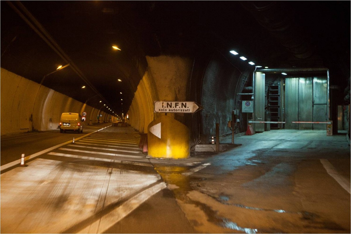 Ausfahrt Gran-Sasso-Untergrundlabor: Das &quot;Mekka&quot; der Teilchenphysik ist über einen Autobahntunnel zu erreichen.© WWU/Sergej Schneider