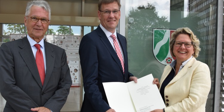 Svenja Schulze und der Vorsitzende des Hochschulrats der Universität Münster, Prof. Wulff Plinke (l.), gratulierten Prof. Johannes Wessels zur Ernennung zum Rektor.<address>© WWU/Norbert Robers</address>