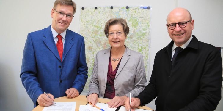 Prof. Ursula Nelles, Prof. Johannes Wessels (l.) und Markus Lewe unterzeichneten die Absichtserklärung.<address>© Presseamt Münster</address>