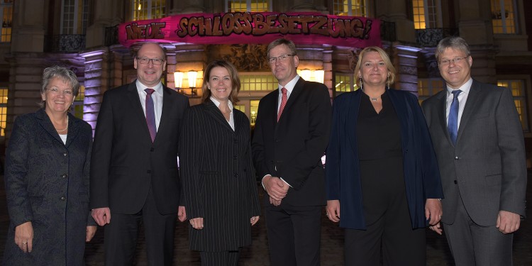 Das neue Rektorat (v.l.n.r.): Dr. Marianne Ravenstein, Matthias Schwarte, Prof. Maike Tietjens, Prof. Johannes Wessels, Prof. Monika Stoll, Prof. Michael Quante.<address>&copy; WWU - Peter Grewer</address>