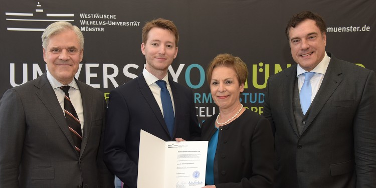 Am Rande der Preisverleihung (v.l.): Dr. Andreas Dombret, Preisträger Dr. Tom Philipp Dybowski, Fakultätsdekanin Prof. Dr. Theresia Theurl und Doktorvater Prof. Dr. Bernd Kempa<address>&copy; WWU - Peter Grewer</address>