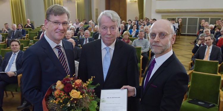 WWU-Rektor Prof. Dr. Johannes Wessels (l.) und der Vorstandsvorsitzende der Universitätsgesellschaft, Dr. Paul-Josef Patt (r.), gratulierten Prof. Dr. Martin Hellwig zum Vits-Preis 2016.<address>&copy; WWU - Peter Grewer</address>