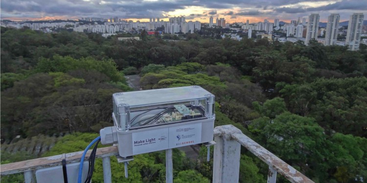 Eine Messstation an der Universität São Paulo - im Hintergrund die Skyline der Stadt<address>© WWU/ifgi</address>