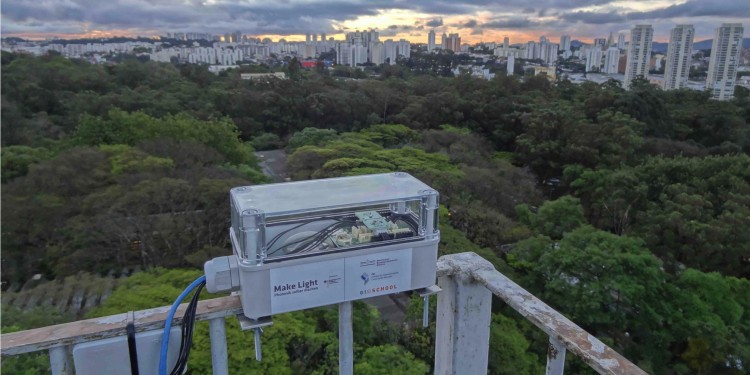 A measuring station at the University of São Paulo, with the city skyline in the background<address>© WWU/ifgi</address>