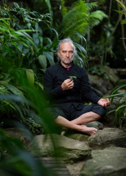 Bietet Yoga-Spaziergänge im Botanischen Garten an: Herbert Voigt.<address>&copy; WWU/Peter Leßmann</address>