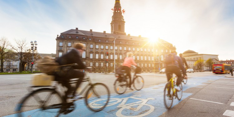 Umweltfreundlicher Verkehr in Kopenhagen: Die Stadt wurde 2014 als &quot;Grüne Hauptstadt Europas&quot; ausgezeichnet. Ähnlich wie in Münster sind viele Menschen mit dem Rad unterwegs. Fahrrad-Schnellstraßen ins Umland werden sehr gut angenommen.<address>© william87/fotolia.com</address>