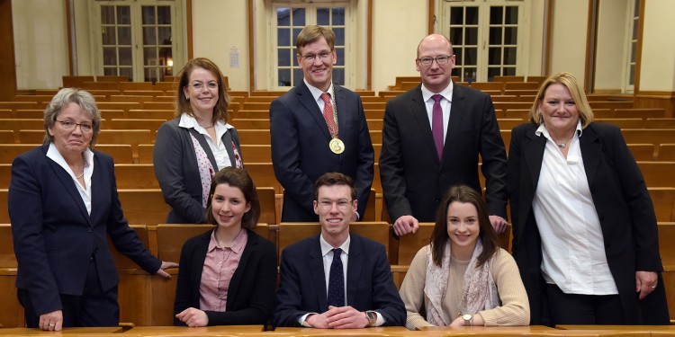 Das Rektorat der WWU mit den Vertretern der Preisträger: Hannah Antonia Wrage, Thilo Caspar von Groote und Barbara Gotzes von UAEM Münster (sitzend v.l.)<address>&copy; WWU - Peter Grewer</address>