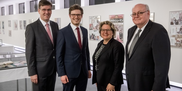Am Rande der Feierstunde in Düsseldorf (v.l.): WWU-Rektor Prof. Dr. Johannes Wessels, Neukollegiat Dr. Alexander Scheuch, NRW-Wissenschaftsministerin Svenja Schulze und der Präsident der AWK NRW, Prof. Dr. Wolfgang Löwer<address>© AWK NRW</address>