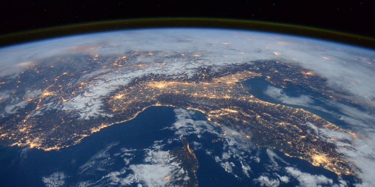 Der &quot;blaue Planet&quot; von oben: Blick von der Internationalen Raumstation (ISS) bei Nacht auf das Mittelmeer, Italien und die Alpen<address>© ESA/NASA</address>