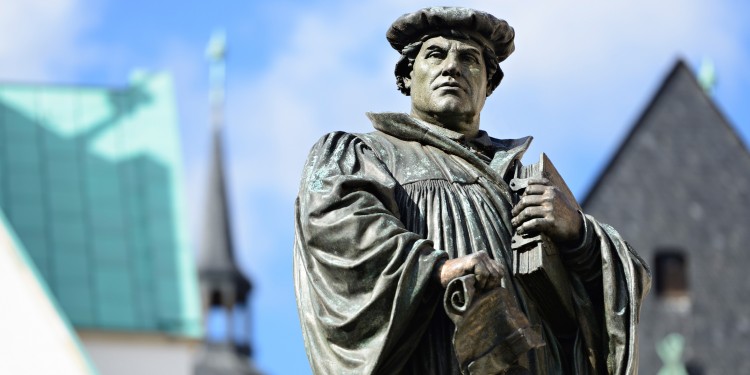 Auf dem Marktplatz in Eisleben, dem Geburts- und Sterbeort Martin Luthers, steht diese 1,5 Tonnen schwere Bronzestatue des Reformators. Deutschlandweit erinnern zahlreiche Skulpturen an sein Wirken im 16. Jahrhundert.<address>© AVTG/fotolia.com</address>