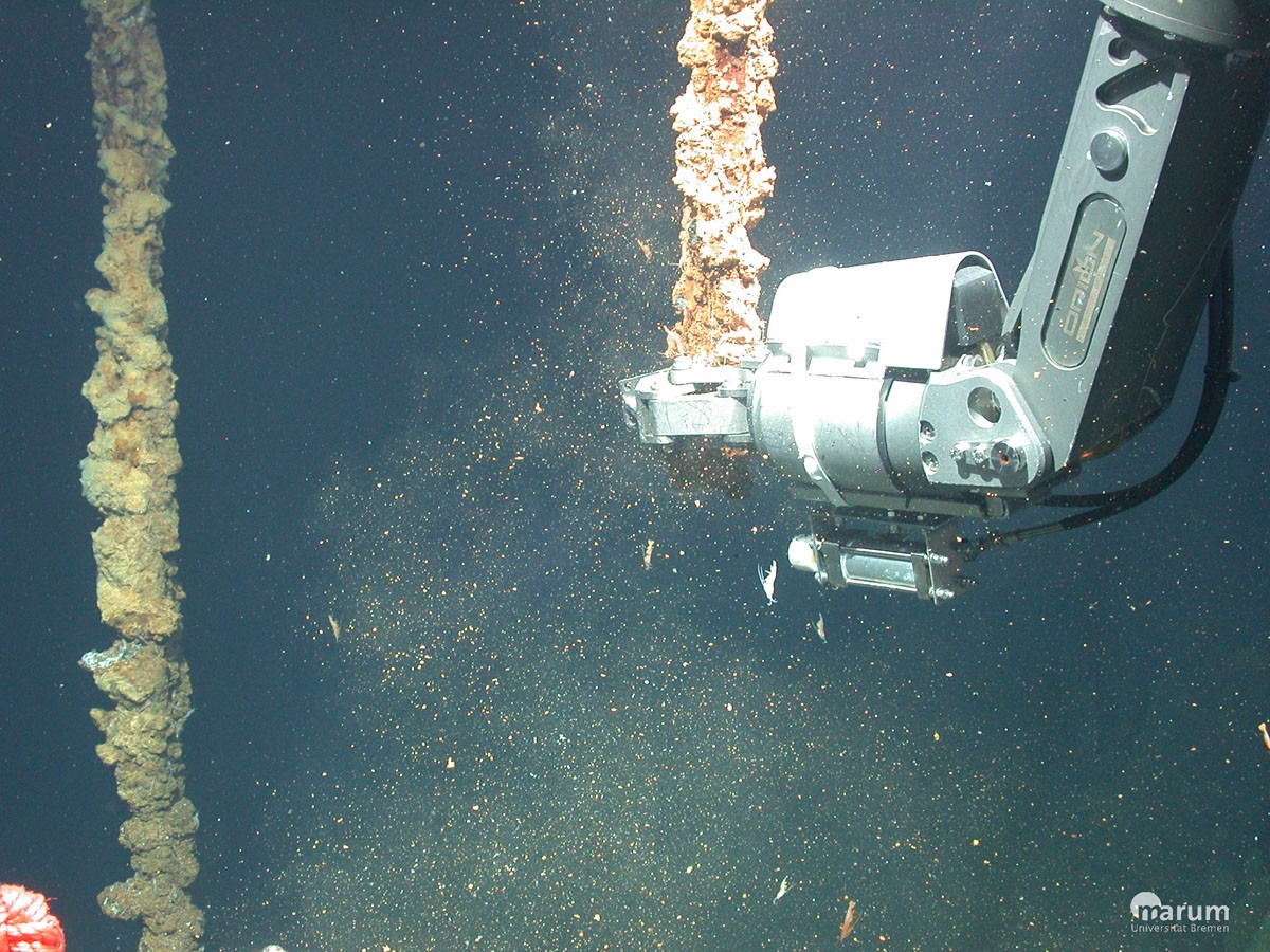 Der Tauchroboter "erntet" einen Schornstein © MARUM – Zentrum für Marine Umweltwissenschaften, Universität Bremen