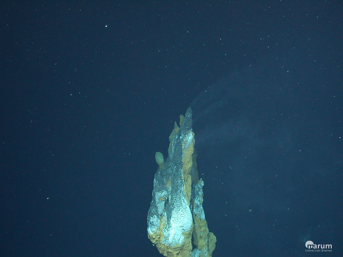 Ein "Schornstein" unter Wasser am Brothers-Vulkan © MARUM – Zentrum für Marine Umweltwissenschaften, Universität Bremen