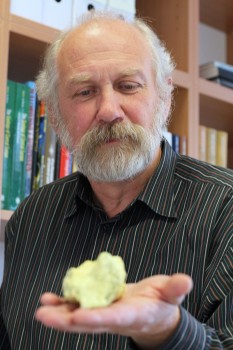 Prof. Harald Strauß mit einem Mitbringsel - einem Stück Schwefel<address>© WWU/Friederike Stecklum</address>
