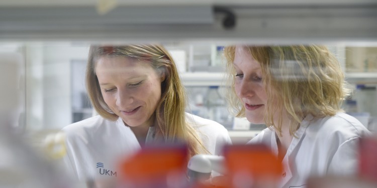 Julia Ghelman with the labaid Katharina Groll<address>© UKM - Roberto Schirdewahn</address>