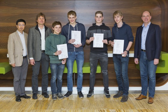 Das Siegerteam vom Gymnasium Laurentianum, Warendorf, mit Dekan Prof. Dr. Xiaoyi Jiang (l.), Prof. Dr. Michael Joachim (2.v.l.) und Dr. Rainer Wilmink (LVM Versicherung, r.).<address>&copy; LVM Versicherung/Ralf Emmerich</address>
