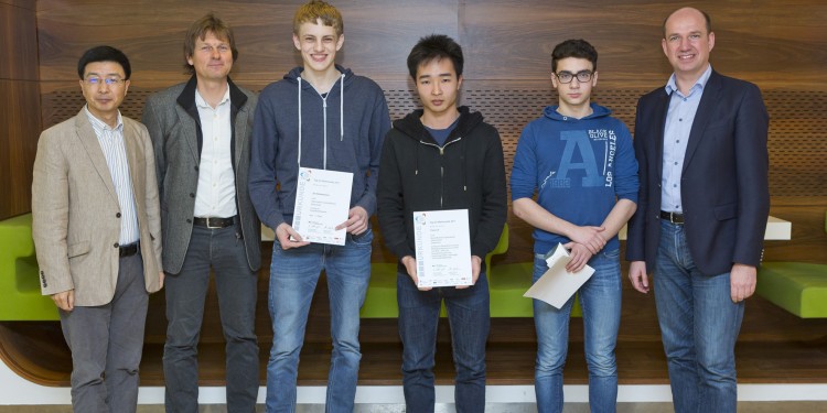 Die Gewinner im Einzelwettbewerb: Jan Holstermann (3.v.l.), Yuan Lai (4.v.l.) und Wisam Hikmat (5.v.l.) mit Dekan Prof. Dr. Xiaoyi Jiang (l.), Prof. Dr. Michael Joachim (2.v.l.) und Dr. Rainer Wilmink (LVM Versicherung, r.).<address>&copy; LVM Versicherung/Ralf Emmerich</address>