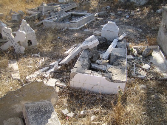 Zerstörter Friedhof im türkisch besetzten Norden Zyperns<address>© WWU - Institut für Interdisziplinäre Zypern-Studien</address>