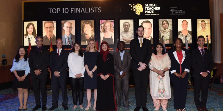 Die Finalisten beim "Global Teacher Prize 2017", darunter Marie Ghanbari (5.v.l.). Gewinnerin war schließlich Maggie Mac Donnell aus Kanada (4.v.l.).<address>&copy; Varkey Foundation</address>