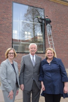 Ortstermin vor dem Mammutfenster: Prorektorin Prof. Monika Stoll (r.), Hans-Bernd Wolberg (DZ Bank) und Anja Najda (Universität Münster).<address>© WWU/Peter Grewer</address>