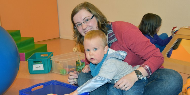 Chatting with other students who have children: Anna Gerding regularly goes to the Studi-Kidz Café with her son Jan.<address>© WWU - Kathrin Nolte</address>