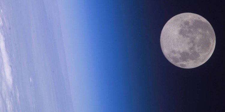 Der Mond, aufgenommen von der Internationalen Raumstation ISS. Links ist der Horizont der Erde zu erkennen.<address>© NASA</address>