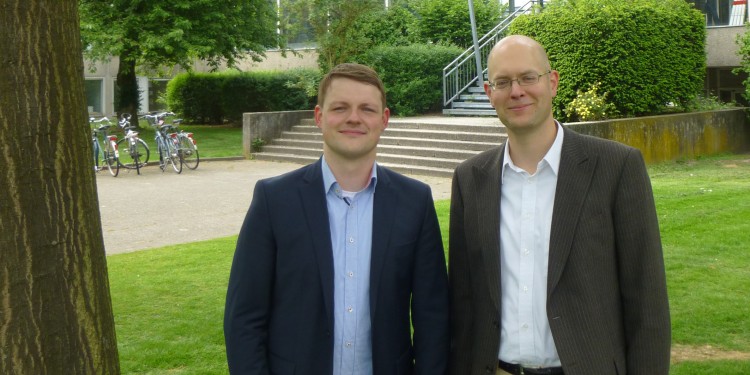 PhD-student Johannes Ernst (l.) und Prof. Frank Glorius<address>© WWU/AK Glorius</address>