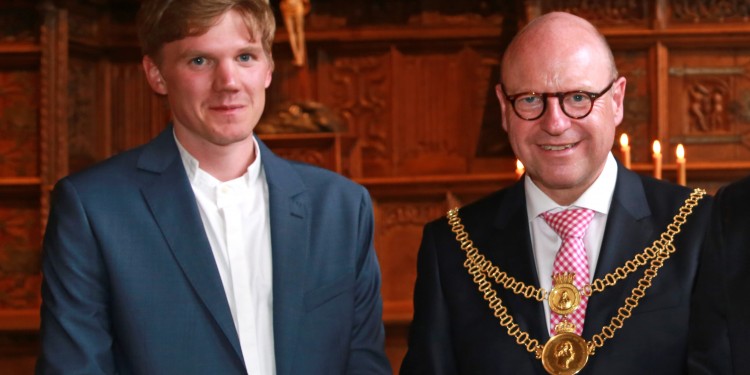 Münsters Oberbürgermeister Markus Lewe empfing den ersten Träger des Förderpreises für junge Historiker, Philipp Erdmann (l.), und den achten Preisträger des Historikerpreises der Stadt Münster, Prof. Dr. David Nirenberg (r.), im historischen Friedensaal des Rathauses, wo sie sich vor der offiziellen Preisvergabe in das Goldene Buch der Stadt eintrugen.<address>&copy; Presseamt Münster</address>
