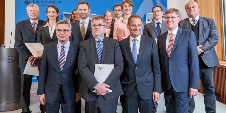 Bundesinnenminister Thomas de Maizière (vorne links) hat Prof. Dr. Bernd Strauß (vorne, 2.v.l.) zum Kommissionschef ernannt - auch WWU-Rektor Prof. Dr. Johannes Wessels (vorne rechts) gratulierte.<address>&copy; BMI</address>