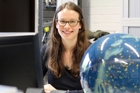 Claudia Schmitz studiert Geowissenschaften und arbeitet als studentische Volontärin im Planetarium.<address>© WWU/Friederike Stecklum</address>