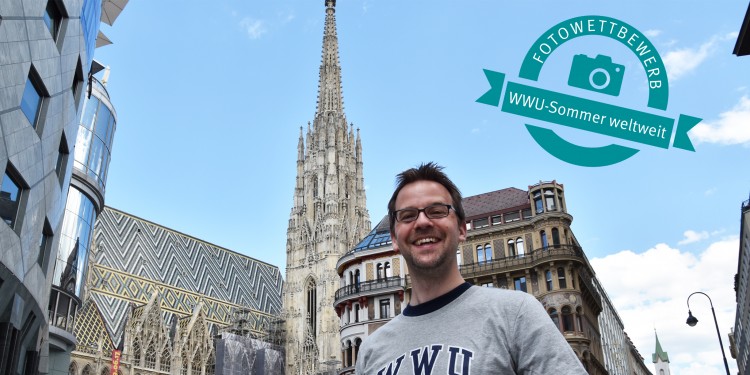 Werbung für die WWU in Wien: Dr. Daniel Nölleke demonstriert vor dem Stephansdom seine Verbundenheit mit der Universität Münster.<address>© Privat</address>