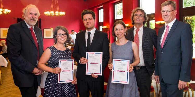 Von links: Dekan Prof. Dr. Harald Strauß, Dr. Rebecca Bast, Dr. Tobias Grützner, Simone Gerber, Prof. Ralf Thomas Becker und Rektor Prof. Dr. Johannes Wessels<address>© WWU/Peter Leßmann</address>