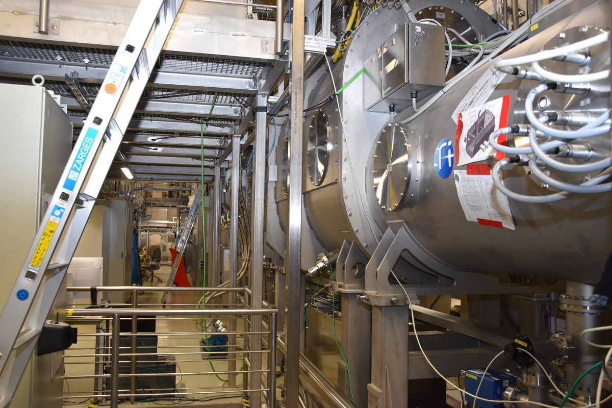 Blick ins Tritiumlabor - durch dieses Rohr werden die Elektronen transportiert. © WWU/upm