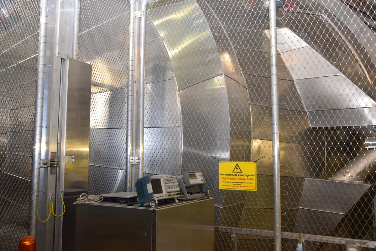 Das Spektrometer heute - steht man davor, blickt man auf die durch ein Gitter abgeschirmte Edelstahl-Hülle. © WWU/upm