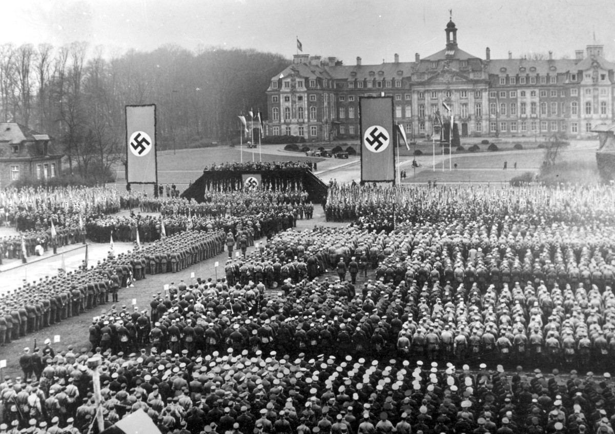 Aufmarsch der Nationalsozialisten im Jahr 1935. Das Schloss diente als Kulisse. © Universitätsarchiv 68/1143
