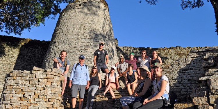 Hannah Würbel (3. v. links) besuchte mit anderen Studierenden sowie Prof. Dr. Norbert Kersting (2. v. links) die historisch und politisch bedeutungsvolle Ruinenstadt Great Zimbabwe.<address>© Privat</address>
