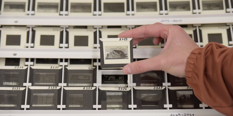 Relikte aus den 1920er- bis 1960er-Jahren: Die Glasplatten werden für zukünftige Forschungen fein säuberlich sortiert aufbewahrt.<address>© WWU/Peter Leßmann</address>