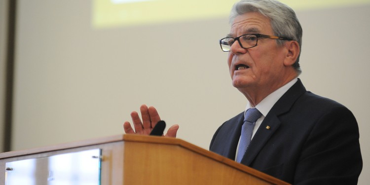 Die Evangelisch-Theologische Fakultät wird Joachim Gauck, hier bei seinem Besuch an der WWU im Jahr 2013, die Ehrendoktorwürde verleihen.<address>© WWU - Peter Grewer</address>