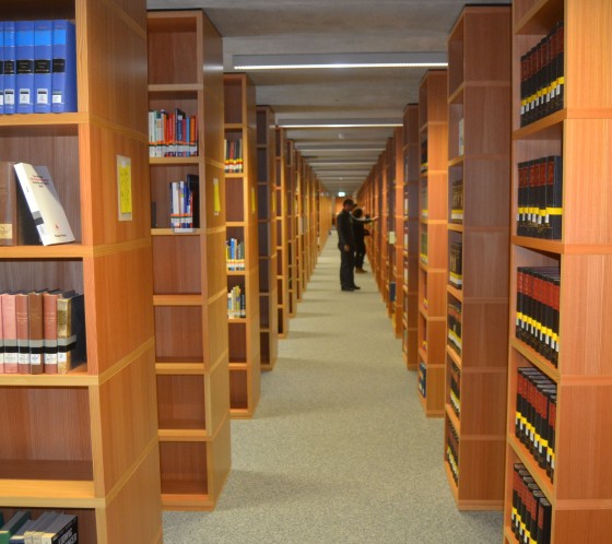 Blick in die neue Bibliothek: Auf fünf Etagen haben hier rund 163.000 Bücher Platz.<address>© WWU - Theo Körner</address>